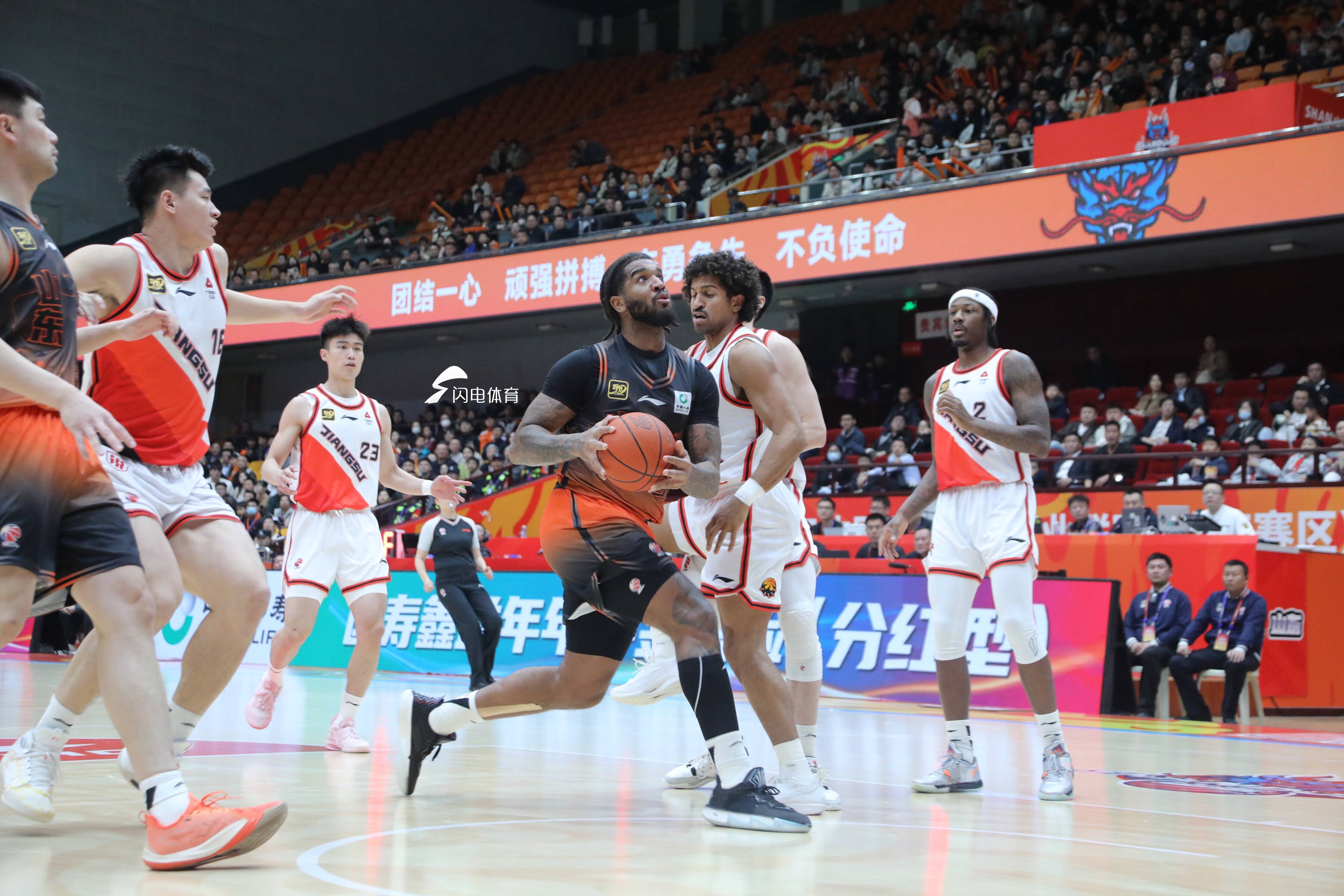 山东男篮客场击败河南，迎来连胜(山东男篮客场击败河南,迎来连胜一场)