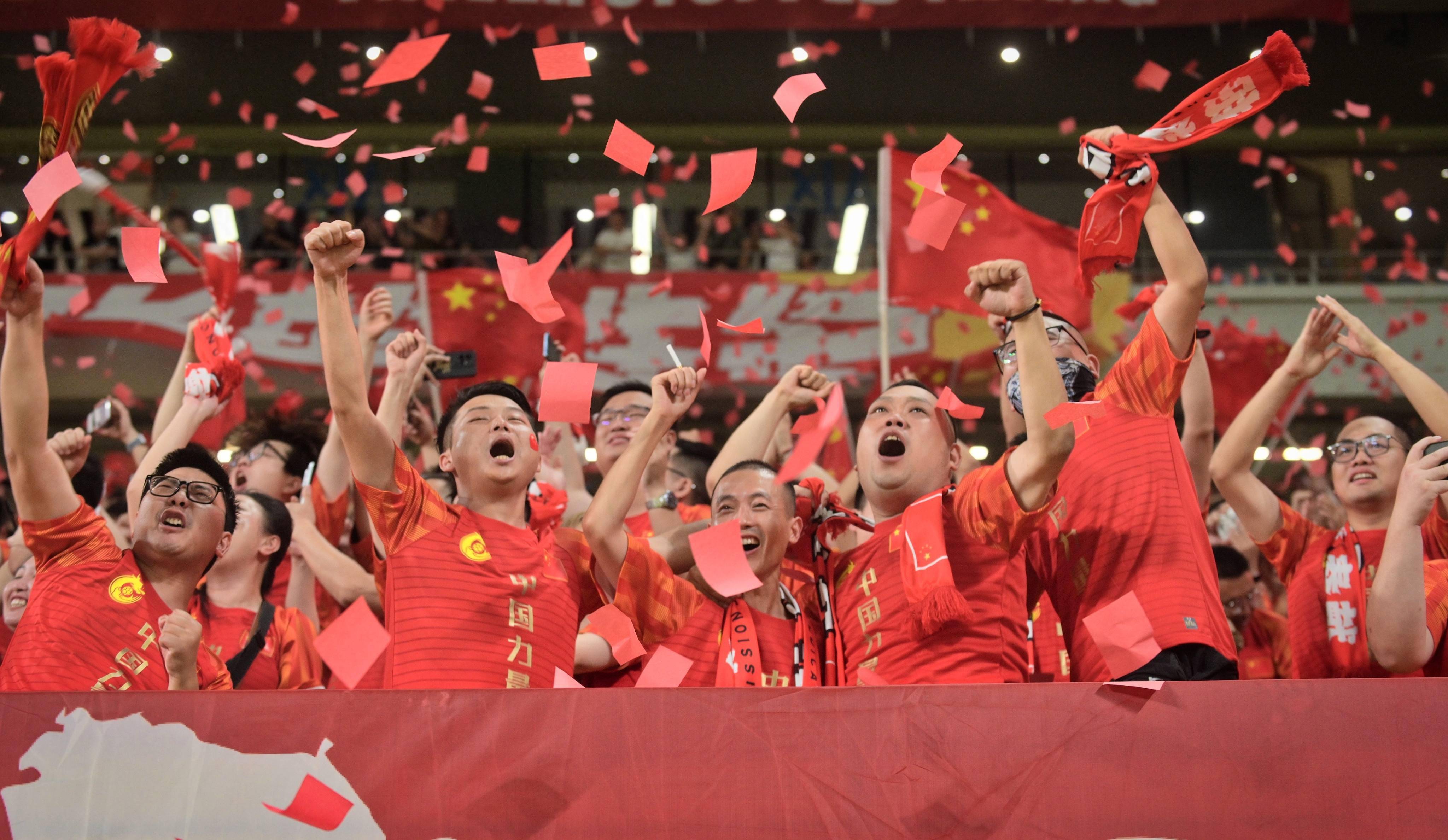 战斗结束时球员庆祝，球迷掌声阵阵的简单介绍