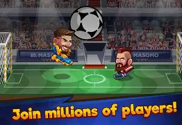 热衷足球的球迷们翘首以待最新战报