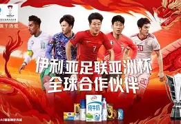 热衷足球的球迷们翘首以待最新战报