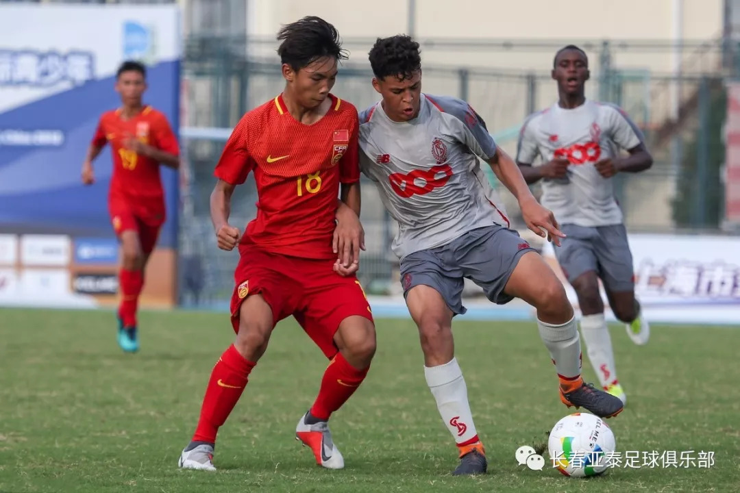 C7娱乐-教练战术手笔精准，球队实力团结战胜强敌(教练员非常耐心不厌其烦地给队员们讲解战术安排)